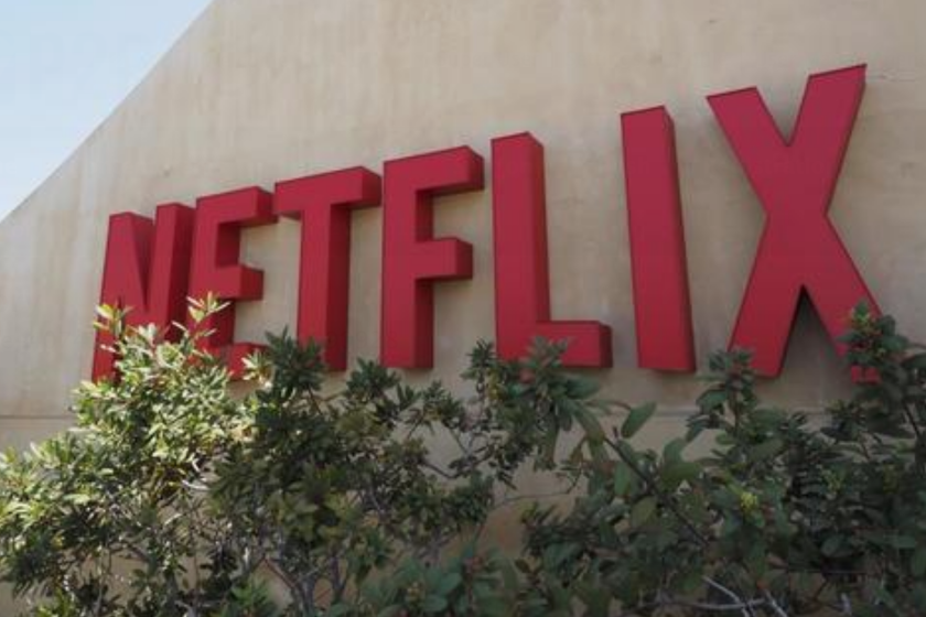 Fotografía de archivo que muestra el logotipo de la plataforma líder de televisión por internet a nivel mundial, Netflix, en su sede de Los Gatos, California (Estados Unidos). EFE/John G. Mabanglo/Archivo