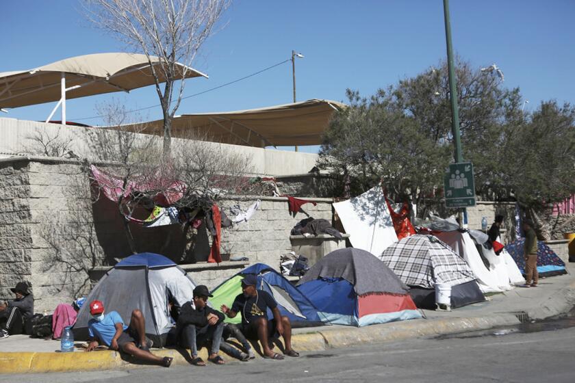 Acampada de migrantes justo afuera del centro de detención de migrantes 
