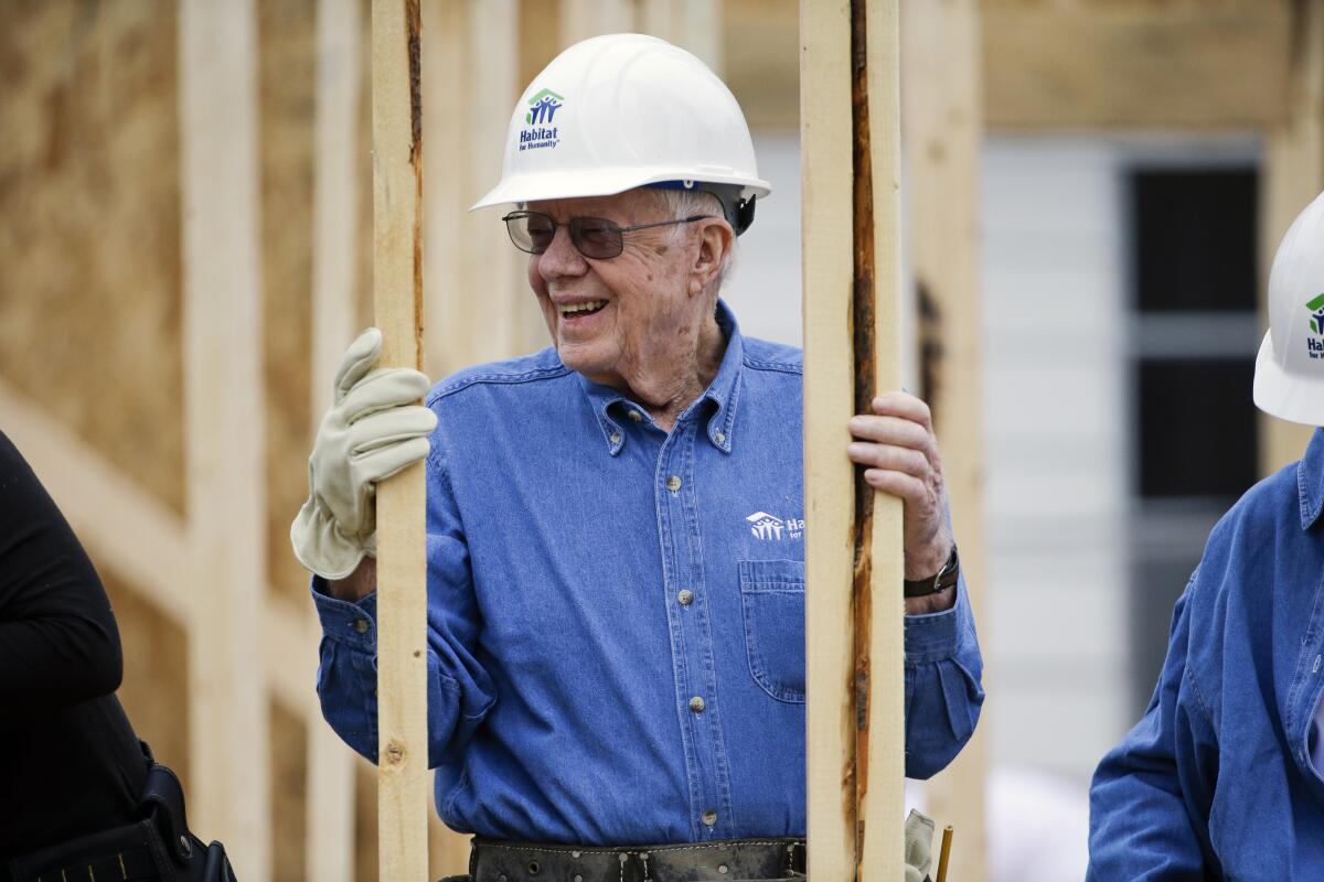 Jimmy Carter ayudando en la construcción de casas