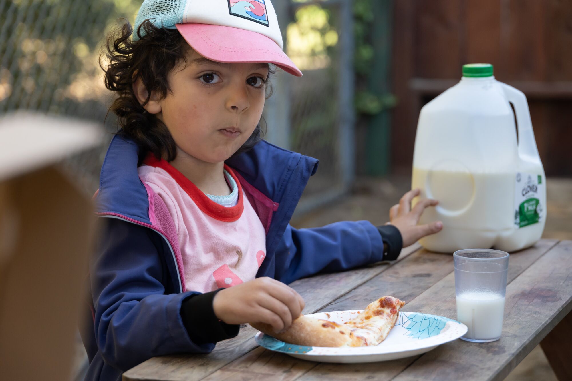 Un niño almuerza el viernes de pizza en Baby Steps el viernes 18 de noviembre de 2022, en San Francisco.