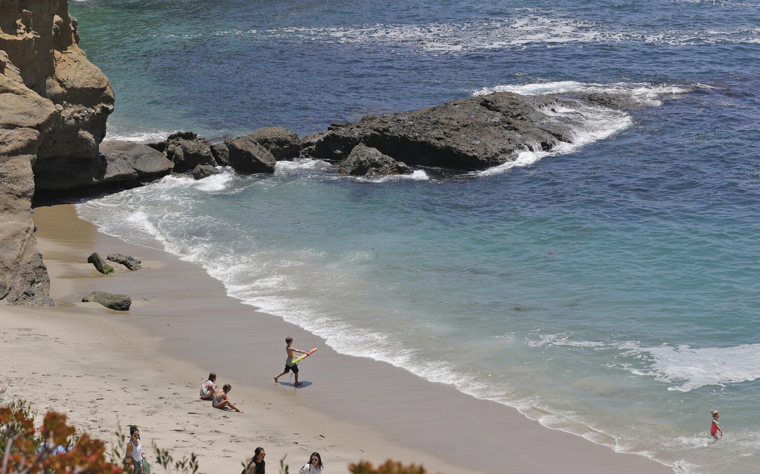 Bride Groom Swept Into Sea During Wedding Photo Shoot In Laguna Beach Los Angeles Times