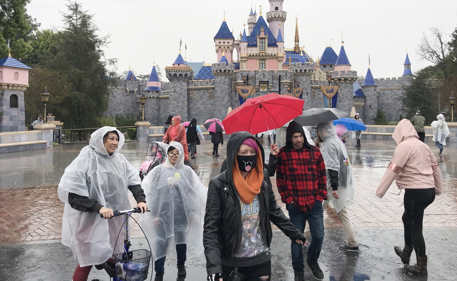 Disneyland And Universal Studios To Close For The Rest Of The Month Because Of Coronavirus Los Angeles Times