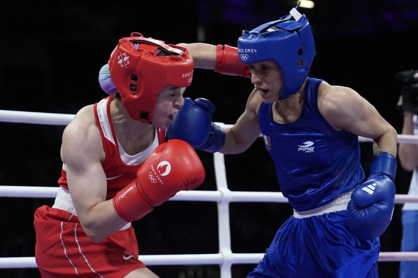 La mexicana Fátima Herrera, de azul, en su pelea de octavos de final en peso mosca ante la turca Buse Cakiroglu, el jueves 1 de agosto de 2024, en Villepinte, Francia. (AP Foto/John Locher)