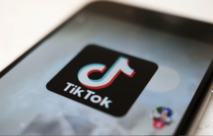 ARCHIVO - Esta foto de archivo muestra el logotipo de TikTok en un smartphone en Tokio. (Kiichiro Sato / Associated Press)
