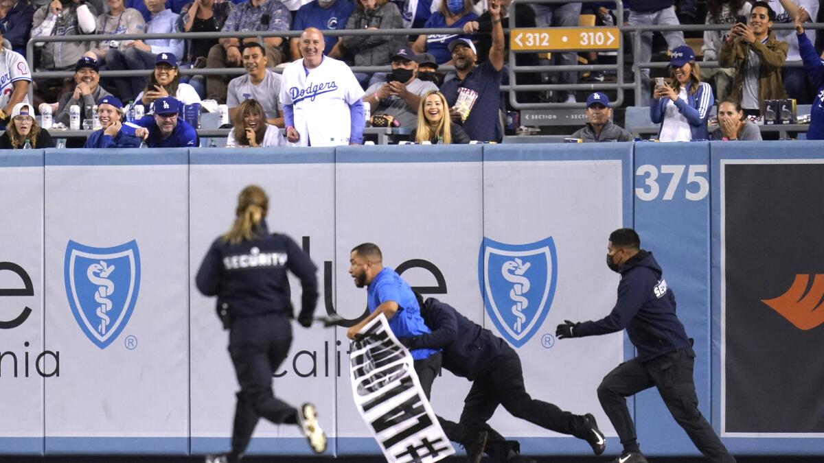 Fans shrug off extra World Series security