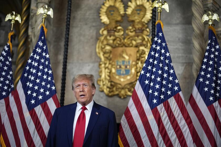 El candidato presidencial republicano y expresidente Donald Trump pronuncia un discurso desde su finca Mar-a-Lago, el lunes 4 de marzo de 2024, en Palm Beach, Florida. (AP Foto/Rebecca Blackwell)