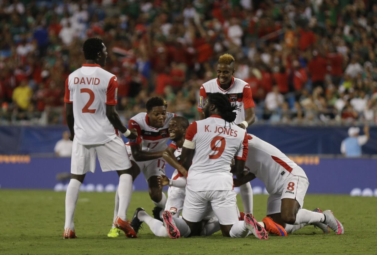 El equipo de Trinidad y Tobago celebra tras el empate histórico ante México en Copa Oro.