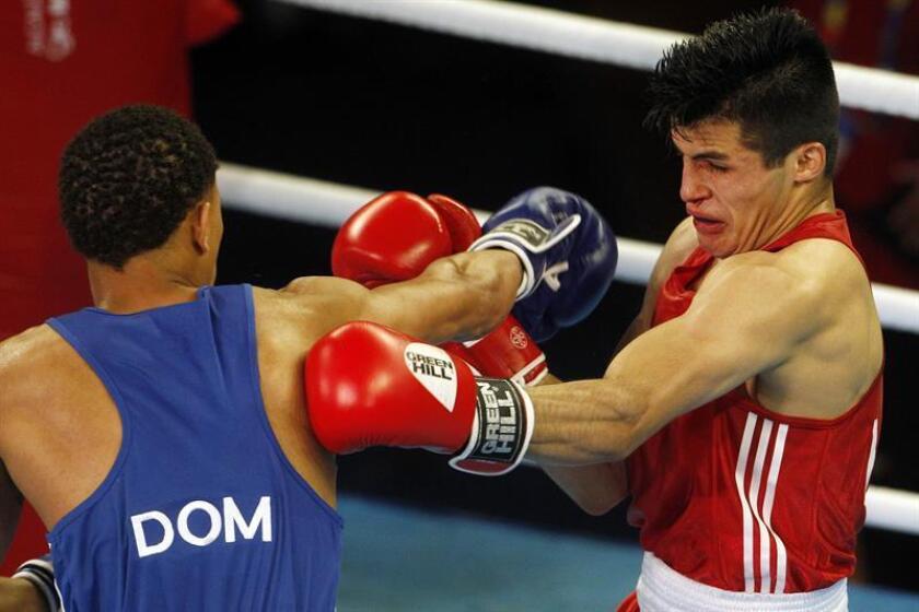 El boxeador mexicano Alberto Mora (d) pelea con Leonel de Los Santos (i) de República Dominicana en la categoría de 60kg de boxeo masculino hoy, sábado 28 de julio de 2018, en los XXIII Juegos Centroamericanos y del Caribe 2018 en Barranquilla (Colombia). EFE