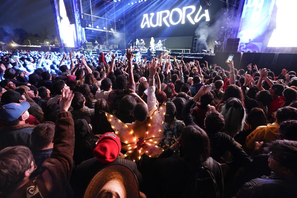 Los fans de la cantante noruega Aurora miran su concierto en el festival Corona Capital en la Ciudad de México