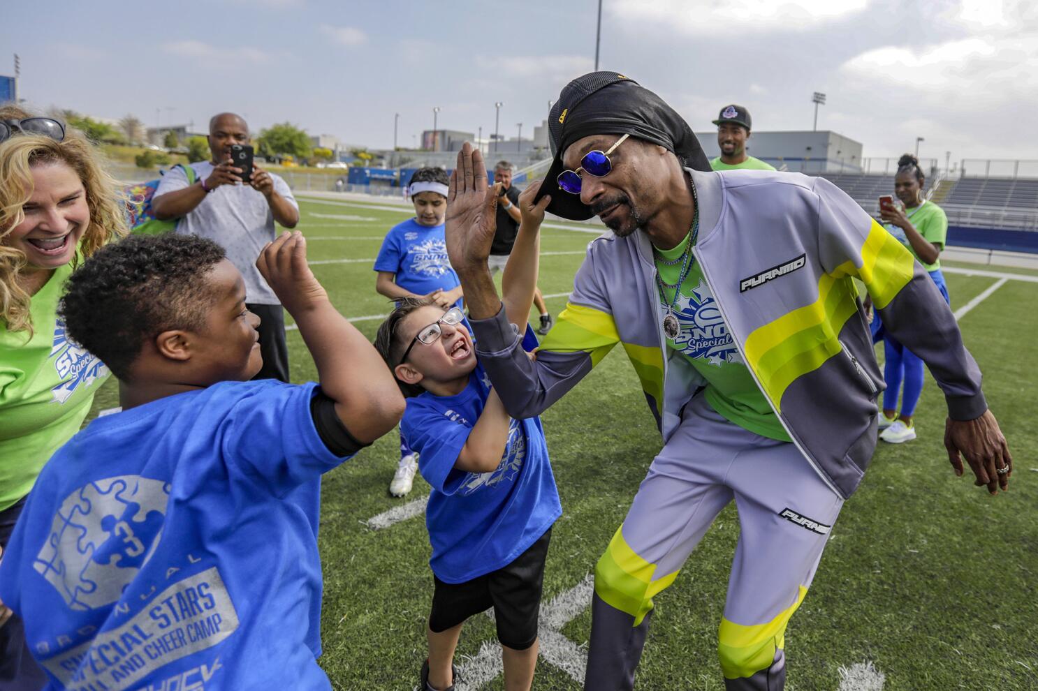 9-year-old in Snoop Dogg's football league signs six-figure NIL deal - Los  Angeles Times