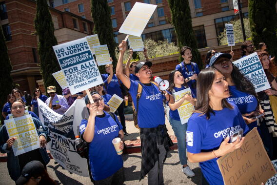 Undocumented Def Trump sues to end tuition benefits for undocumented students - Los ...