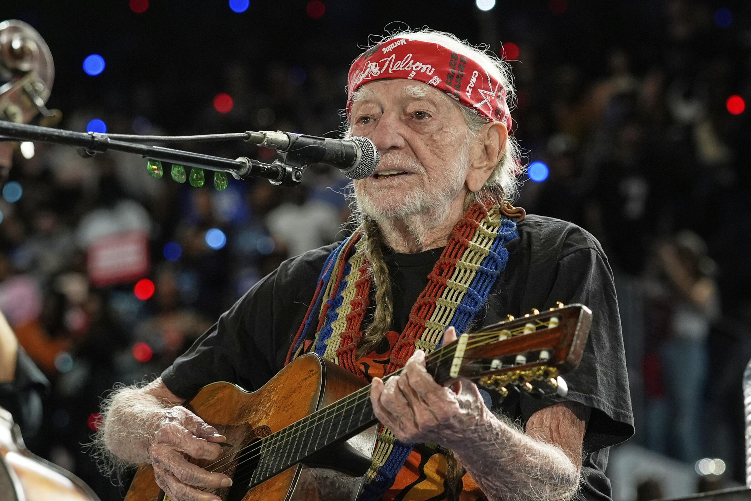 El músico Willie Nelson actúa antes del evento de la candidata presidencial demócrata