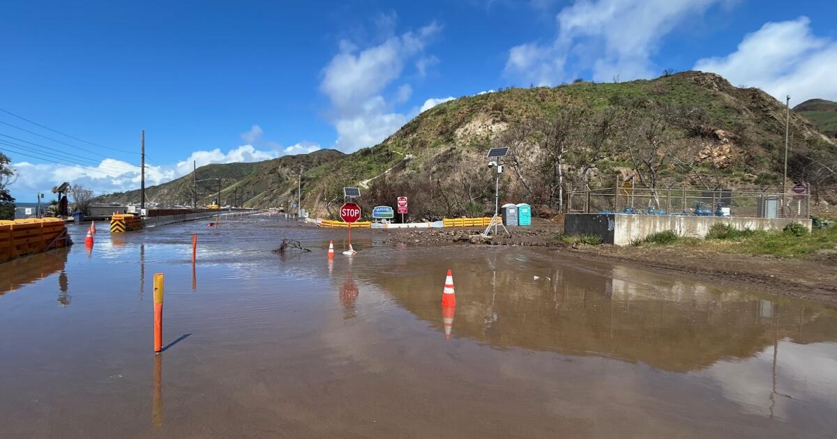 Weekend storm triggers debris traffic, Malibu's PCH reopens in Malibu Weekend storm triggers debris traffic, Malibu's PCH reopens in Malibu