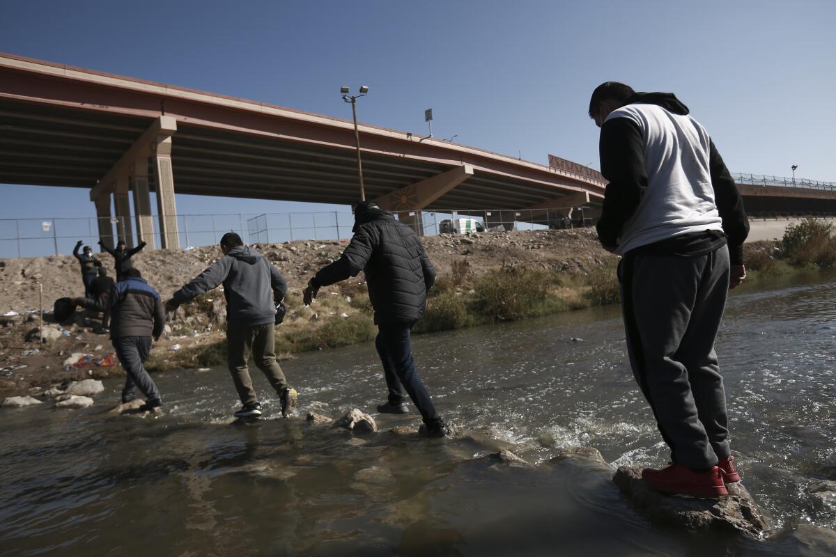 Migrantes caminan hacia la frontera entre México y Estados Unidos,