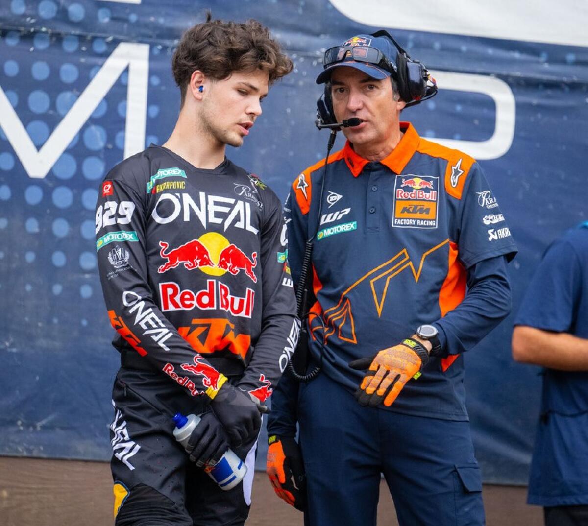 El piloto Julien Beaumer habla con Carlos Rivera, mécanico de Red Bull TKM Factory Racing
