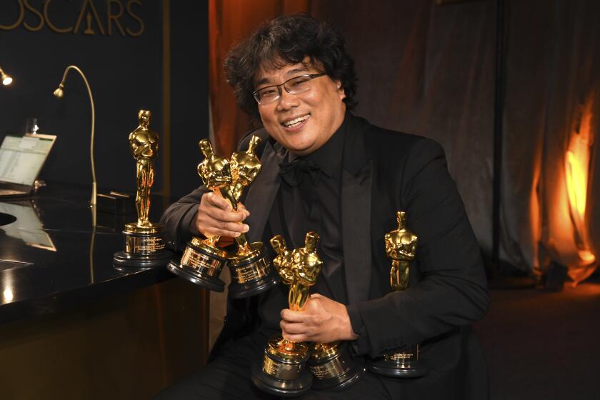 Bong Joon-ho con el Oscar a Mejor Guion Original, Mejor Película Internacional, Mejor Director y Mejor Película por "Parasite" en el Baile del Gobernador el domingo 9 de febrero de 2020.