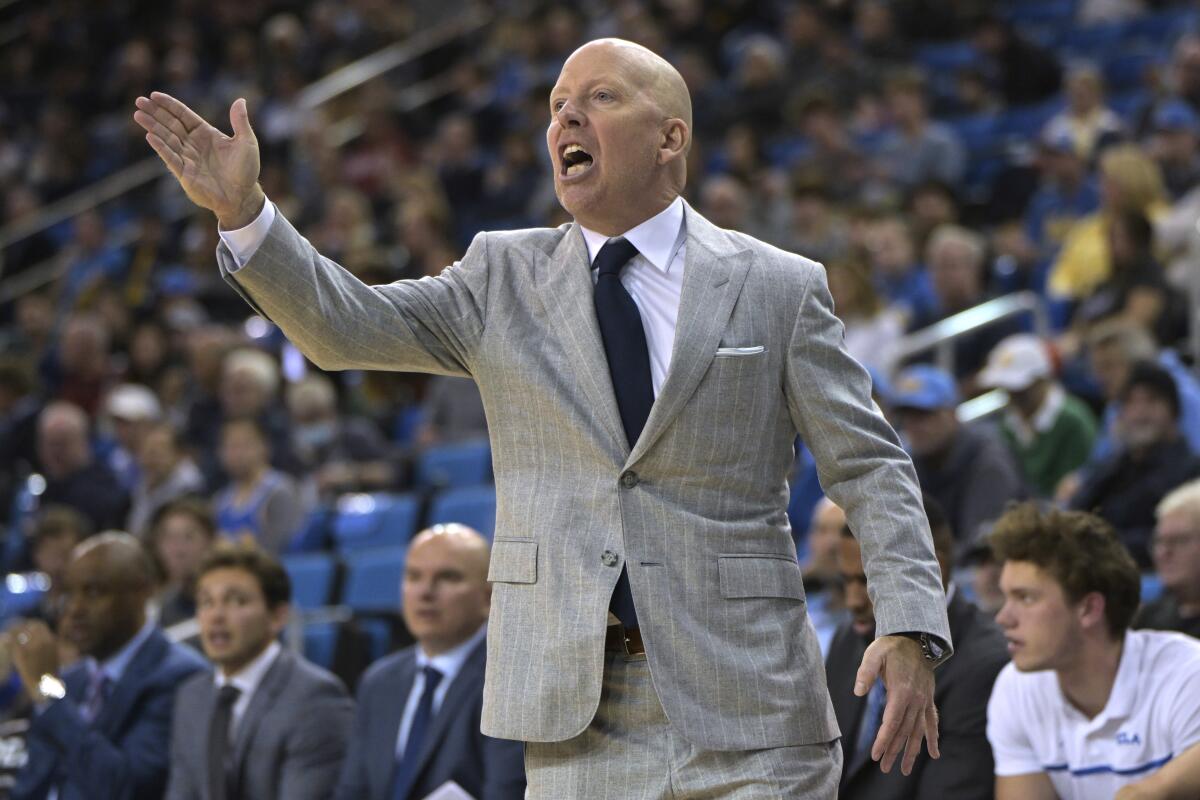 UCLA koçu Mick Cronin, Çarşamba günü Pauley Pavilion'da takımın Stanford'a yenildiği maçın ikinci yarısında jest yapıyor.