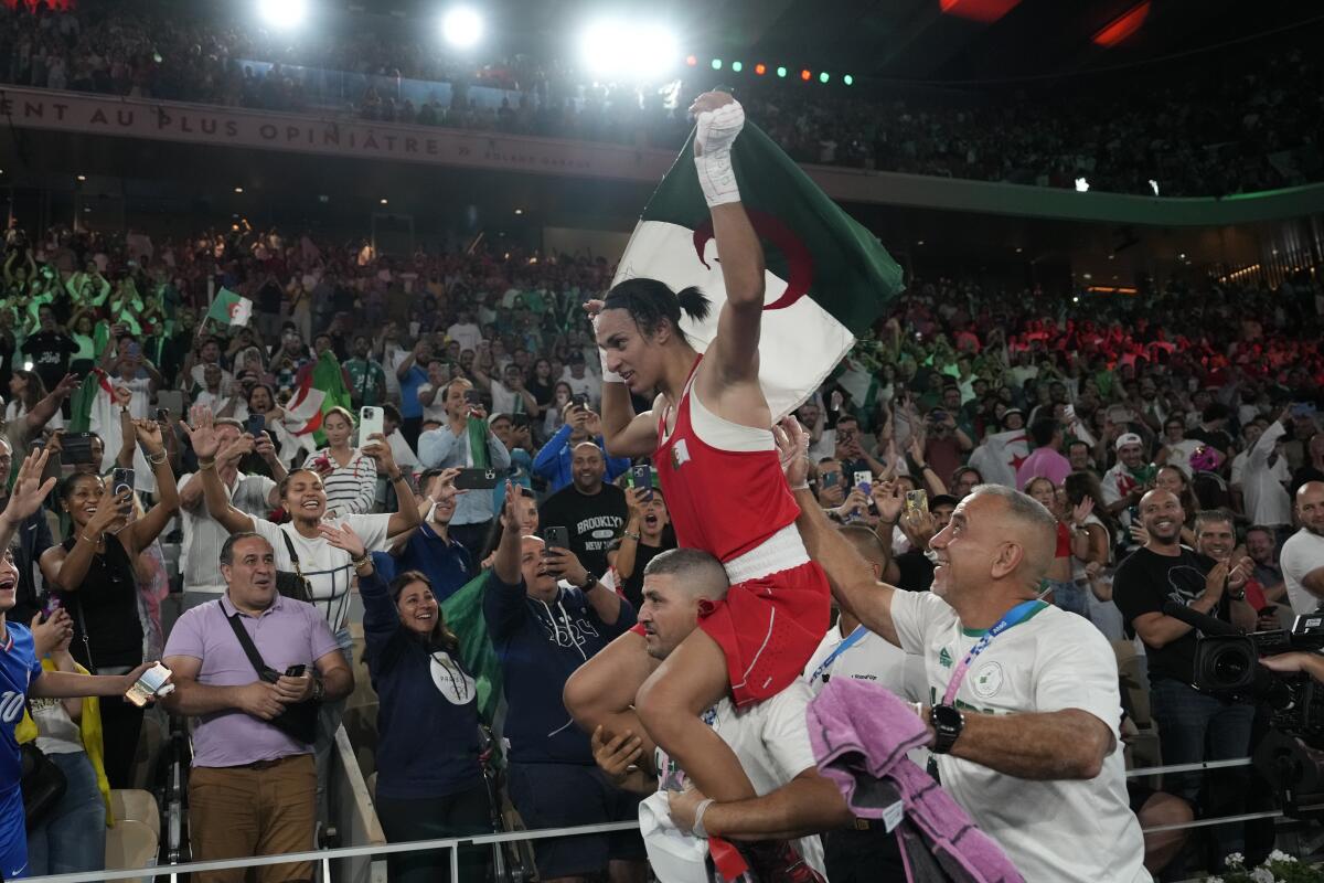 La boxeadora argelina Imane Khelif es llevada en hombros tras vencer a la china Yang Liu 