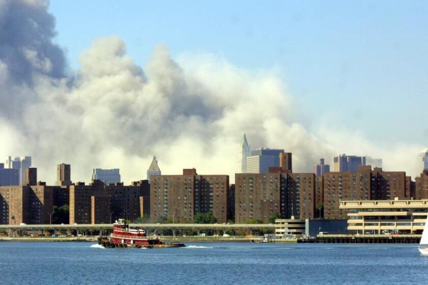 En la foto, columna de humo en Nueva York tras el ataque a las Torres Gemelas del World Trade Center. EFE/Miguel Rajmil/Archivo