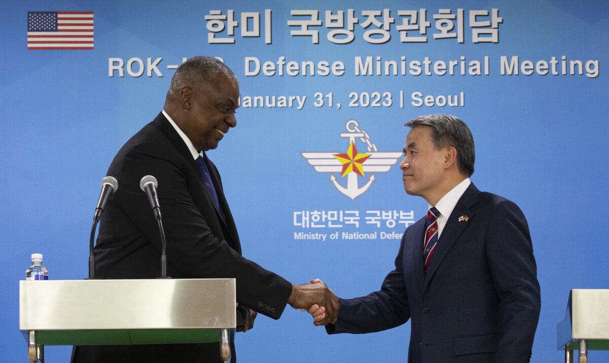 El secretario de Defensa de Estados Unidos, Lloyd Austin (izquierda), estrecha la mano de su homólogo surcoreano, Lee Jong-sup, tras una conferencia de prensa conjunta luego de una reunión en el Ministerio de Defensa en Seúl, Corea del Sur, el 31 de enero de 2023. (Jeon Heon-kyun/Pool Foto vía AP)