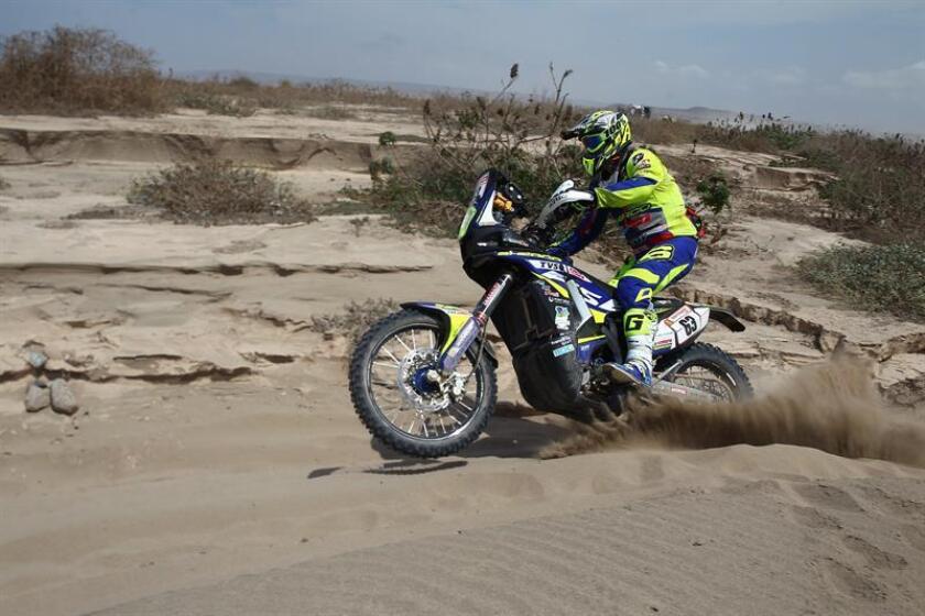 El español Lorenzo Santolino conduce su motocicleta Sherco TVS durante la tercera etapa del Rally Dakar 2019. EFE