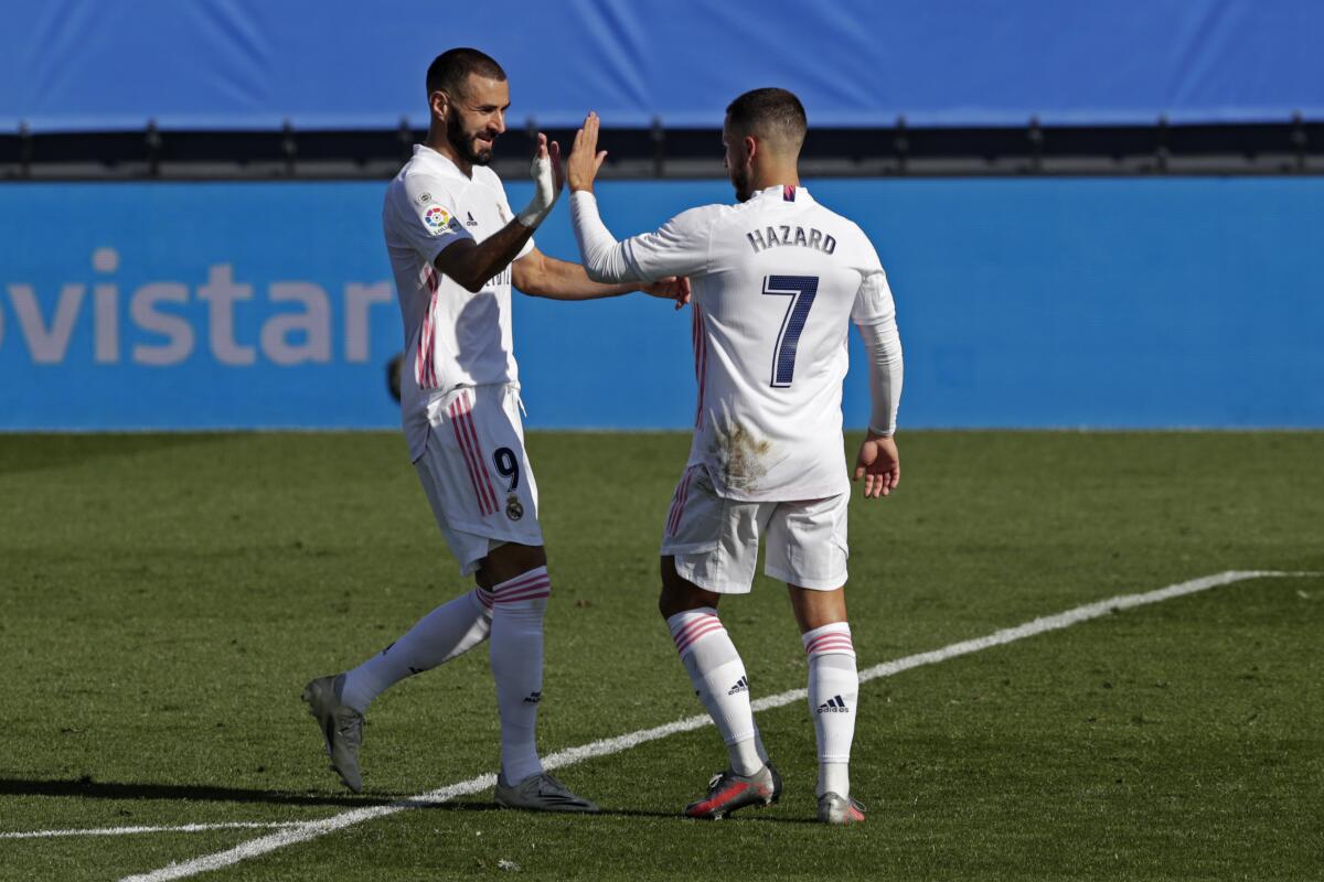 El atacante de Real Madrid Eden Hazard, derecha, celebra con su compañero Karim Benzema 