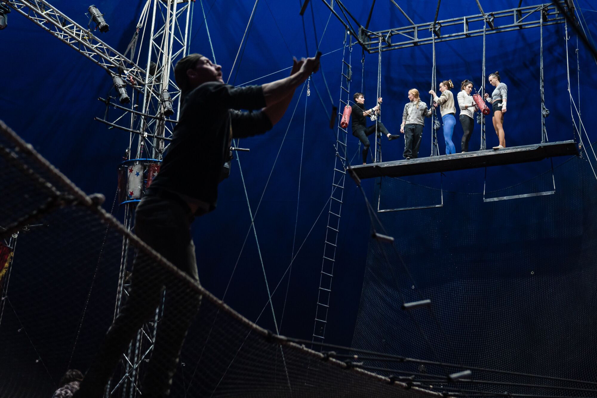 El director del escenario, Tad Payne-Tobin, revisa el trapecio antes de que los artistas practiquen.