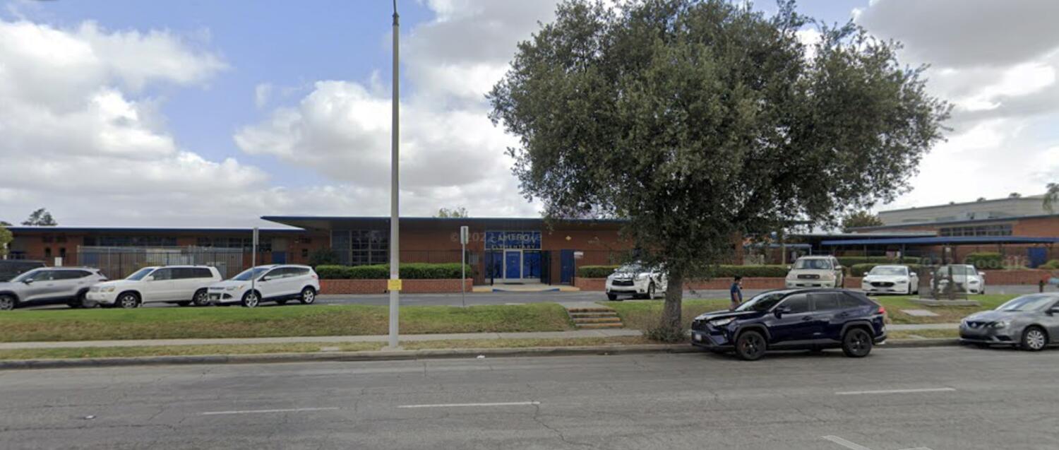 Un enseignant suppléant de West Covina accusé d'avoir consulté une application 2 ?url=https%3A%2F%2Fcalifornia times brightspot.s3.amazonaws.com%2F1a%2Fb2%2Fd71f5d8e490a8a2a02e8d14797ae%2Fscreen shot cameron elementary