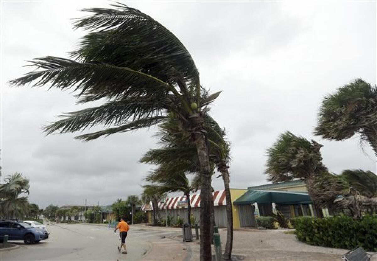 El "extremadamente peligroso" huracán Matthew se debilitó hoy a categoría 3 cerca de la costa de Florida, a la que se aproxima con vientos máximos de 120 millas por hora, aunque no es seguro que vaya a tocar tierra, informó el Centro Nacional de Huracanes (CNH) de EEUU.