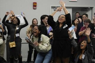 Partidarios de la Cuestión 1 celebran mientras Rhiannon Carnes, directora ejecutiva de la campaña y de la Ohio Women's Alliance, habla en una fiesta electoral el 7 de noviembre de 2023 en Columbus Ohio. Los votantes de Ohio aprobaron la enmienda constitucional, que garantiza el derecho al aborto y otras formas de salud reproductiva. (AP Foto/Sue Ogrocki)