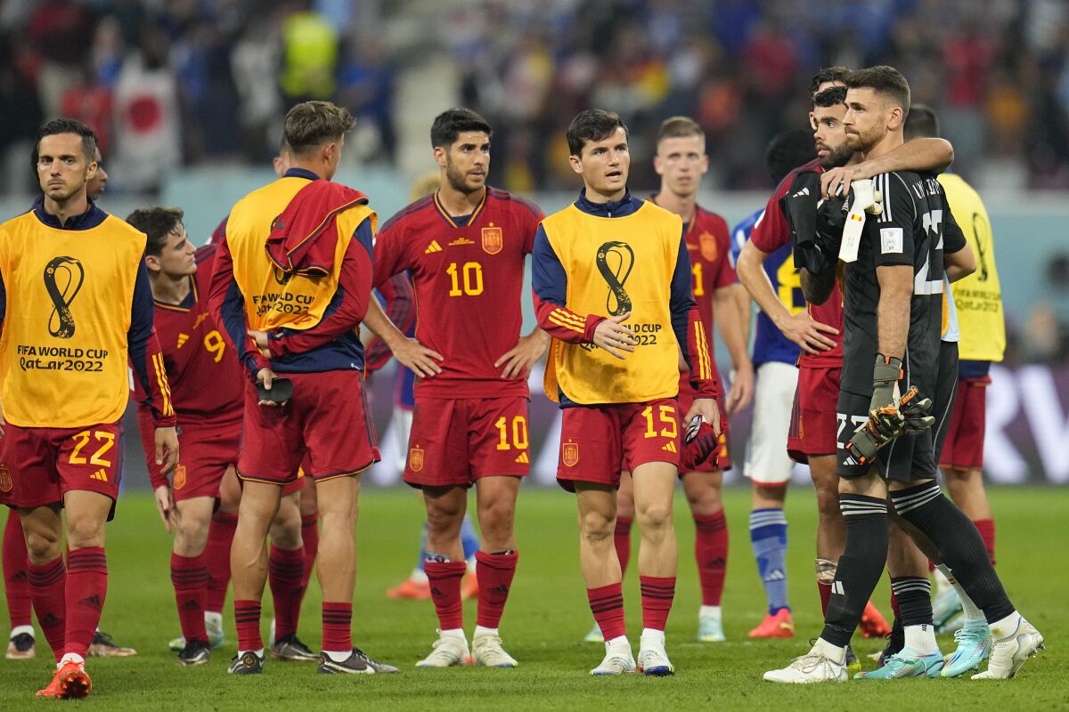 Los jugadores de la selección española abandonan el terreno de juego al final del partido del Grupo E del Mundial contra Japón, en el estadio Jalifa Internacional, en Doha, el 1 de diciembre de 2022. (AP Foto/Julio Cortez)