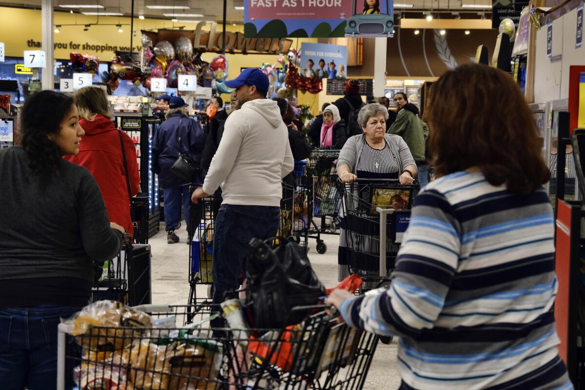 Clientes en un supermercado Ralphs en Los Ángeles, el 13 de marzo de 2020. (AP Foto/Richard Vogel, File)