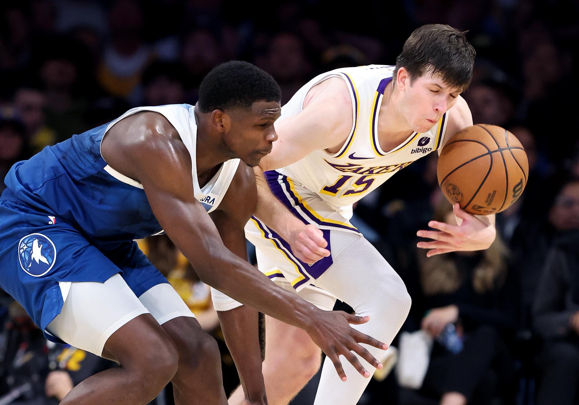 Lakers guardı Austin Reaves, Mart ayındaki bir maçta Timberwolves guardı Anthony Edwards'ın topu çaldı.