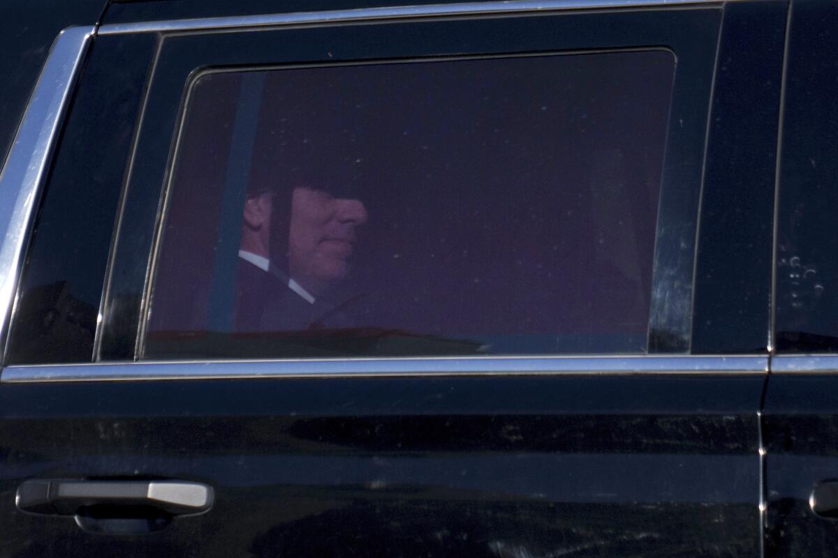 Hunter Biden, hijo del presidente Joe Biden, viaja en un vehículo tras salir de un tribunal federal,
