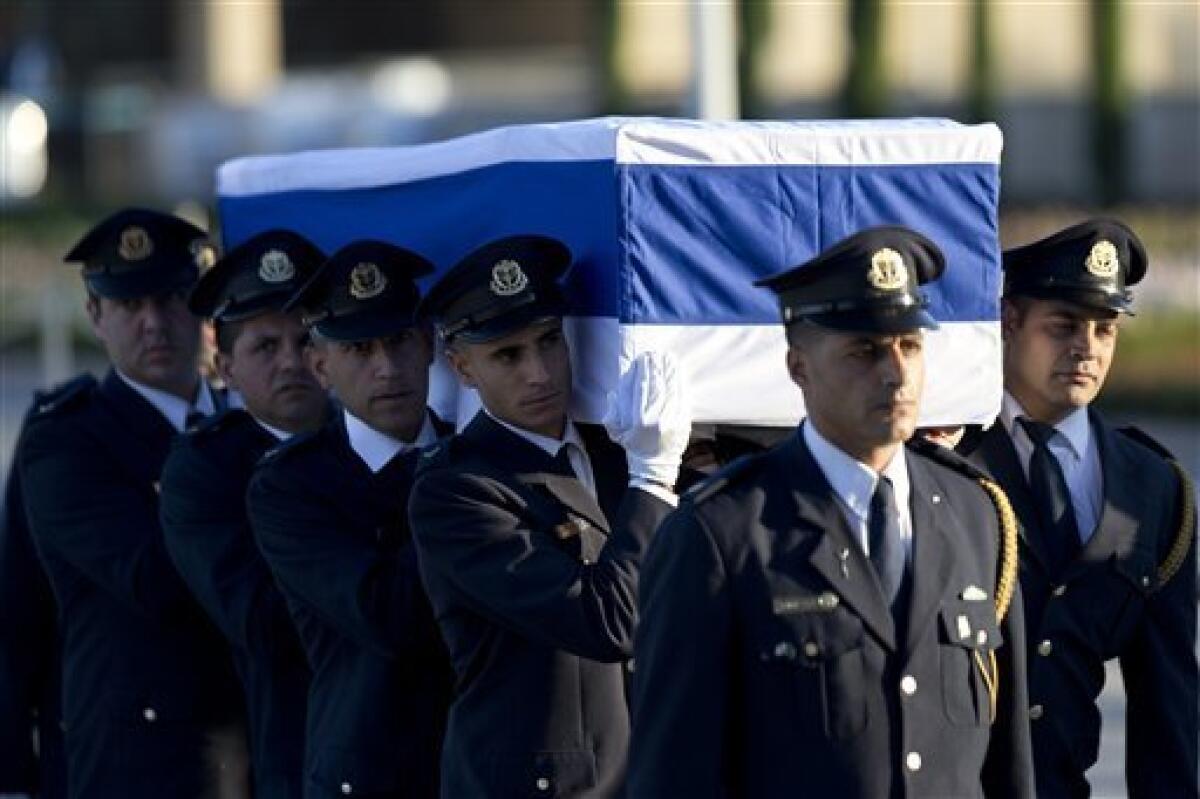 Cientos de israelíes presentaron sus respetos el jueves al noveno presidente de Israel, Shimon Peres, durante la capilla ardiente organizada ante el Parlamento. Entre los primeros en acudir estaban el primer ministro israelí, Benjamin Netanyahu, y el presidente del país, Reuven Rivlin.