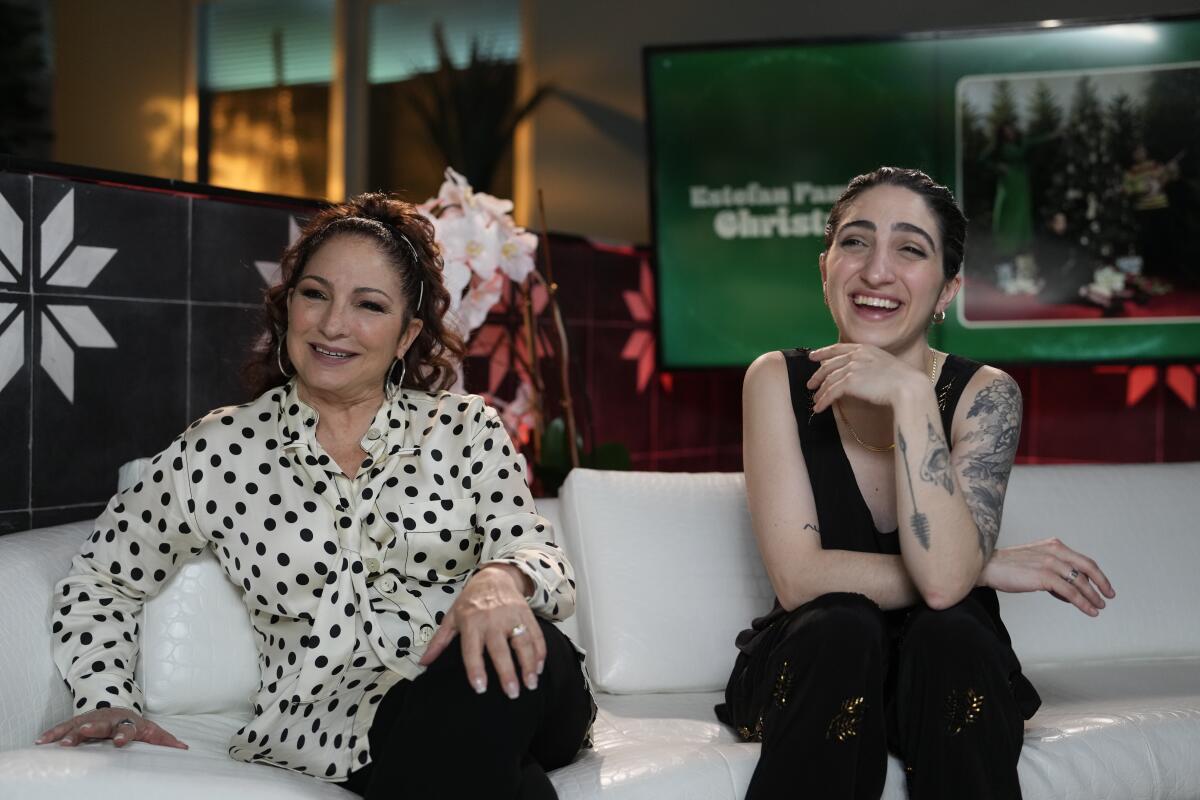 Gloria Estefan, izquierda, y su hija Emily Estefan durante una entrevista