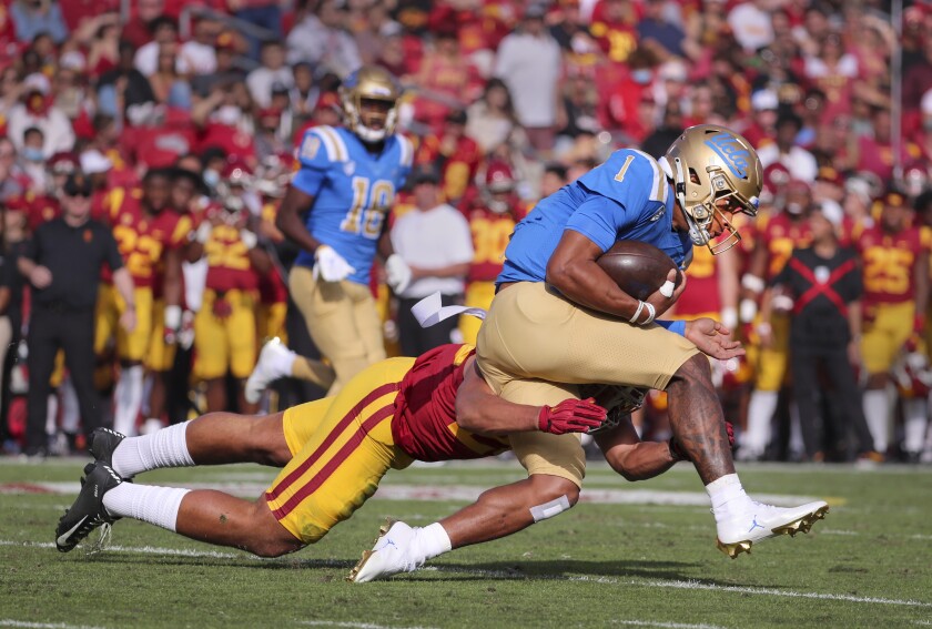 Le quart-arrière de l'UCLA Dorian Thompson-Robinson est attaqué par un défenseur de l'USC.