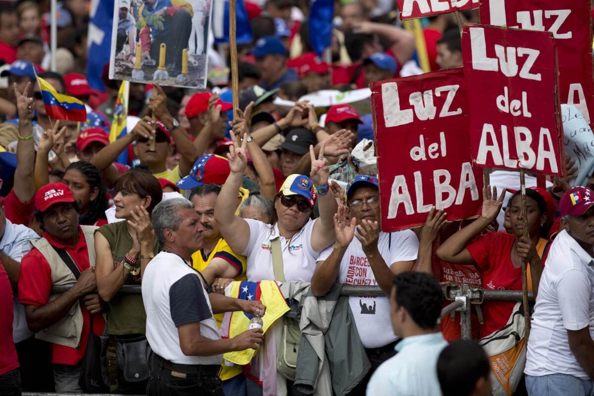 Miles de venezolanos asisten a un acto en el palacio presidencial de Miraflores en apoyo al cierre de la frontera con Colombia, el viernes 28 de agosto de 2015 en Caracas, Venezuela. (Foto AP/Ariana Cubillos)