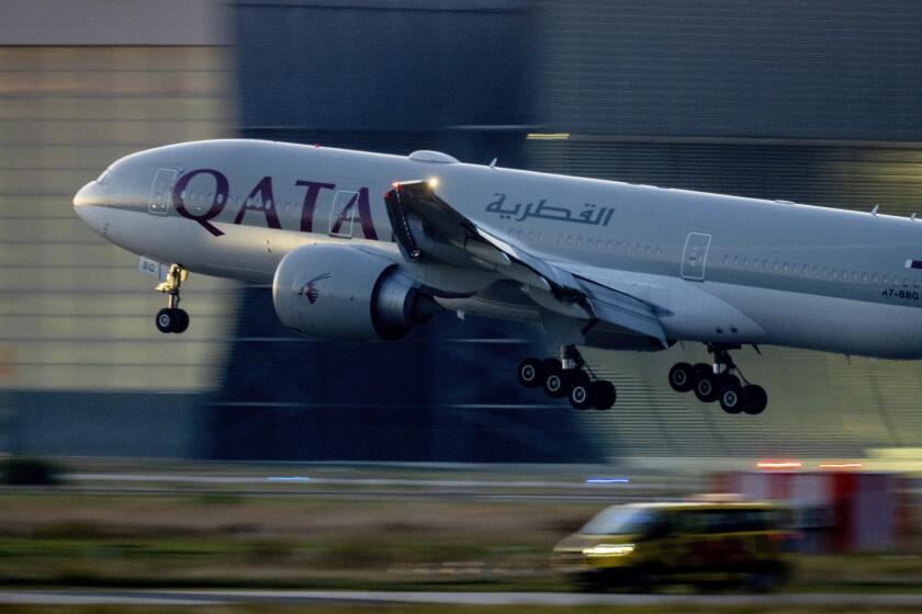 ARCHIVO - Un avión de Qatar Airways aterriza en el aeropuerto de Fráncfort, Alemania, el 25 de septiembre de 2023. (AP Foto/Michael Probst, Archivo)