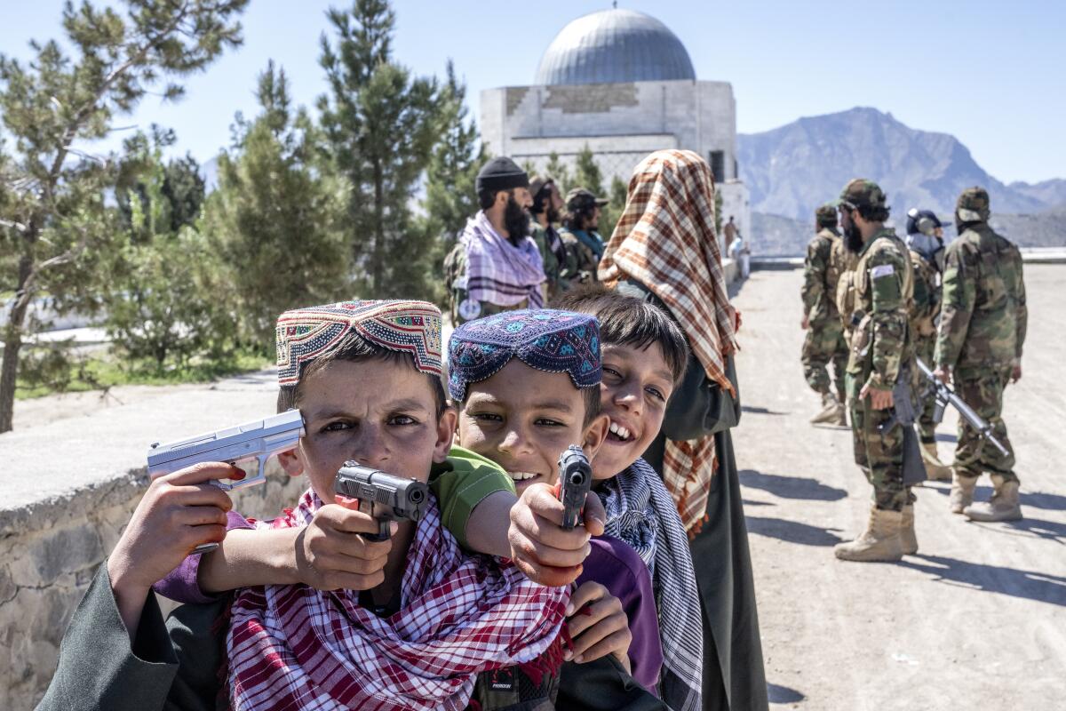 Niños afganos juegan en la colina de Nadir Khan durante el primer día del Eid al-Fitr, en Kabul, Afganistán, el 21 de abril de 2023. (AP Foto/Ebrahim Noroozi)