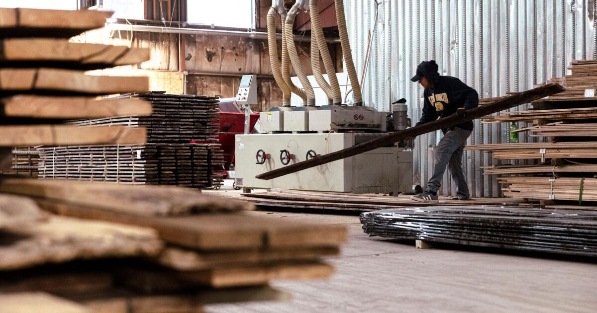 As empresas criaram 63 mil empregos em fevereiro, superando as expectativas