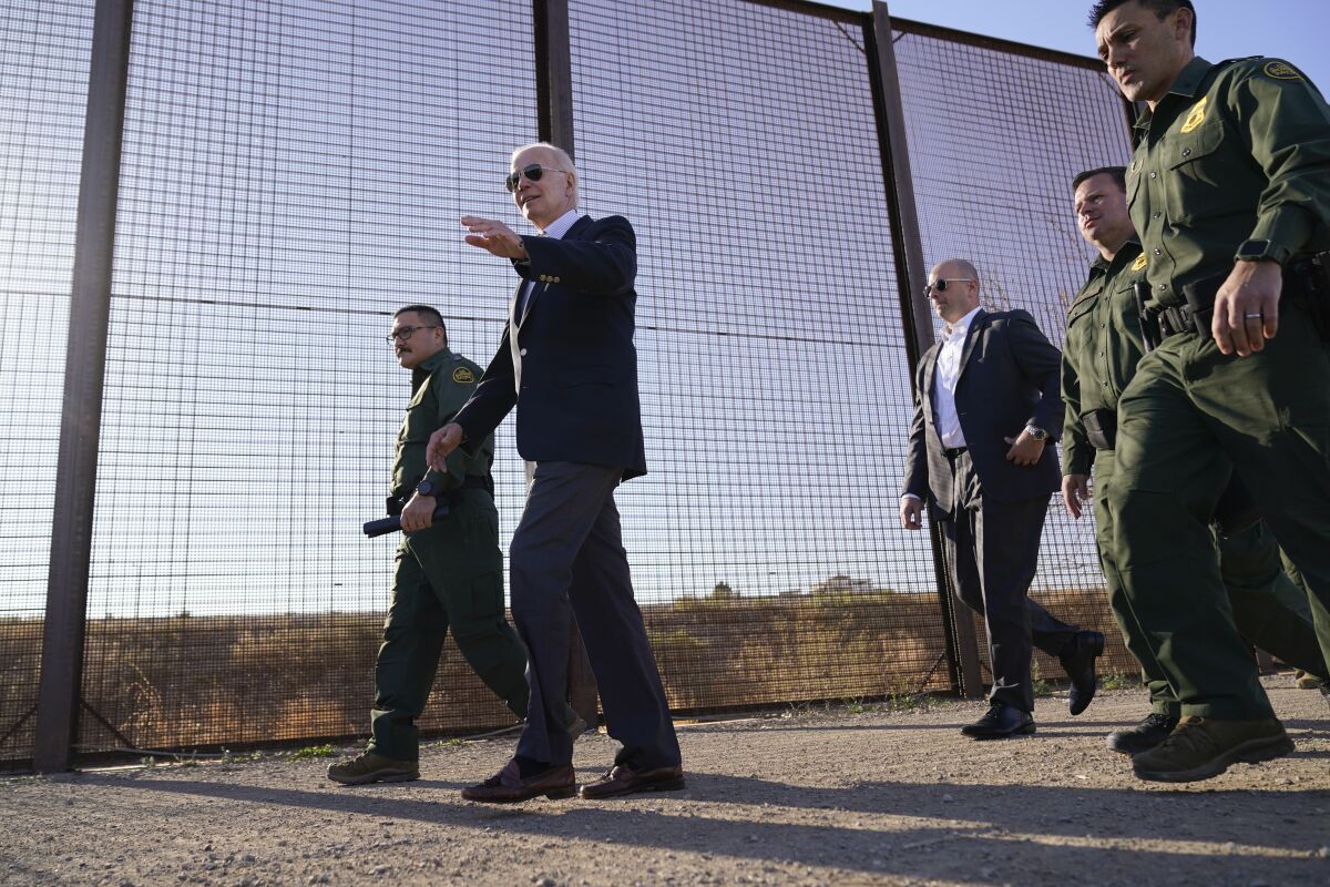 ARCHIVO - El presidente estadounidense Joe Biden camina a lo largo de un tramo de la frontera 