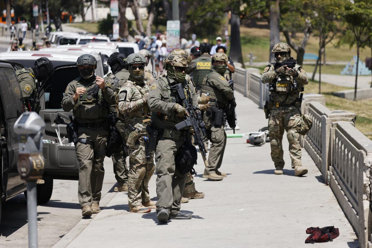 Agentes federales de inmigración cerca del Parque MacArthur en el área de Westlake el 7 de julio de 2025.