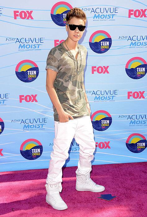 Justin Bieber arrives at the 2012 Teen Choice Awards held at the Gibson Amphitheater in Universal City.
