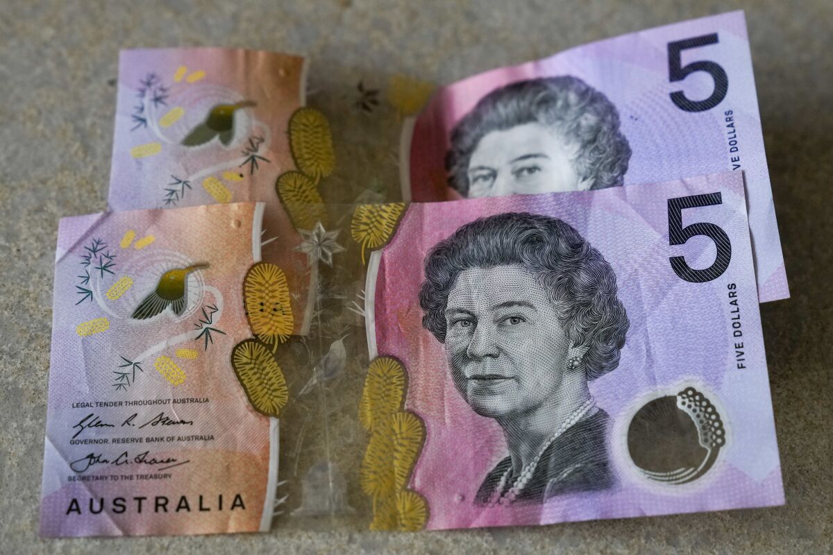 Billetes de 5 dólares australianos, el 10 de septiembre de 2022, en Sydney. (AP Foto/Mark Baker, Archivo)