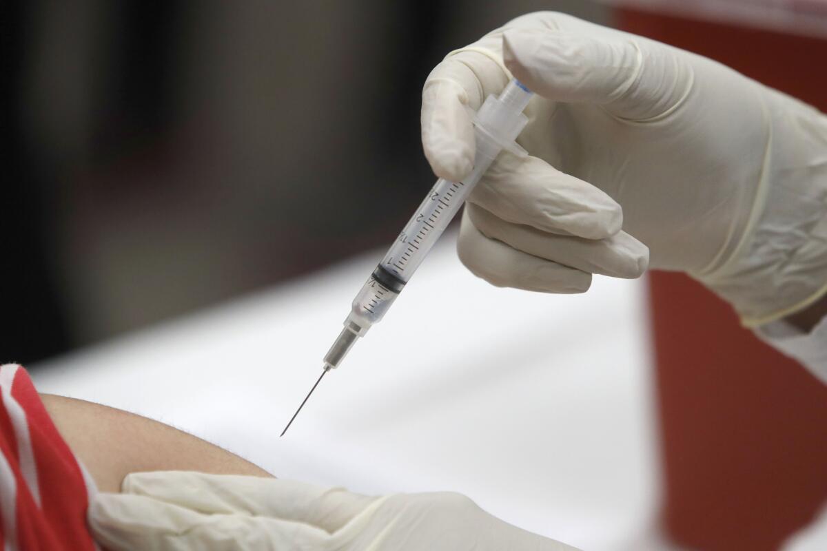 Una persona se pone una vacuna contra la gripe en Mesquite, Texas.
