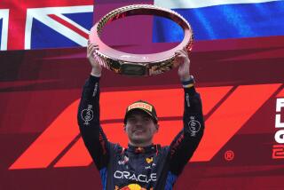 El piloto holandés de Red Bull Max Verstappenof celebra en el podio tras ganar el Gran Premio de China de Fórmula 1 en el circuito internacional de Shanghái, en China, el domingo 21 de abril de 2024. (AP Foto/Andy Wong)