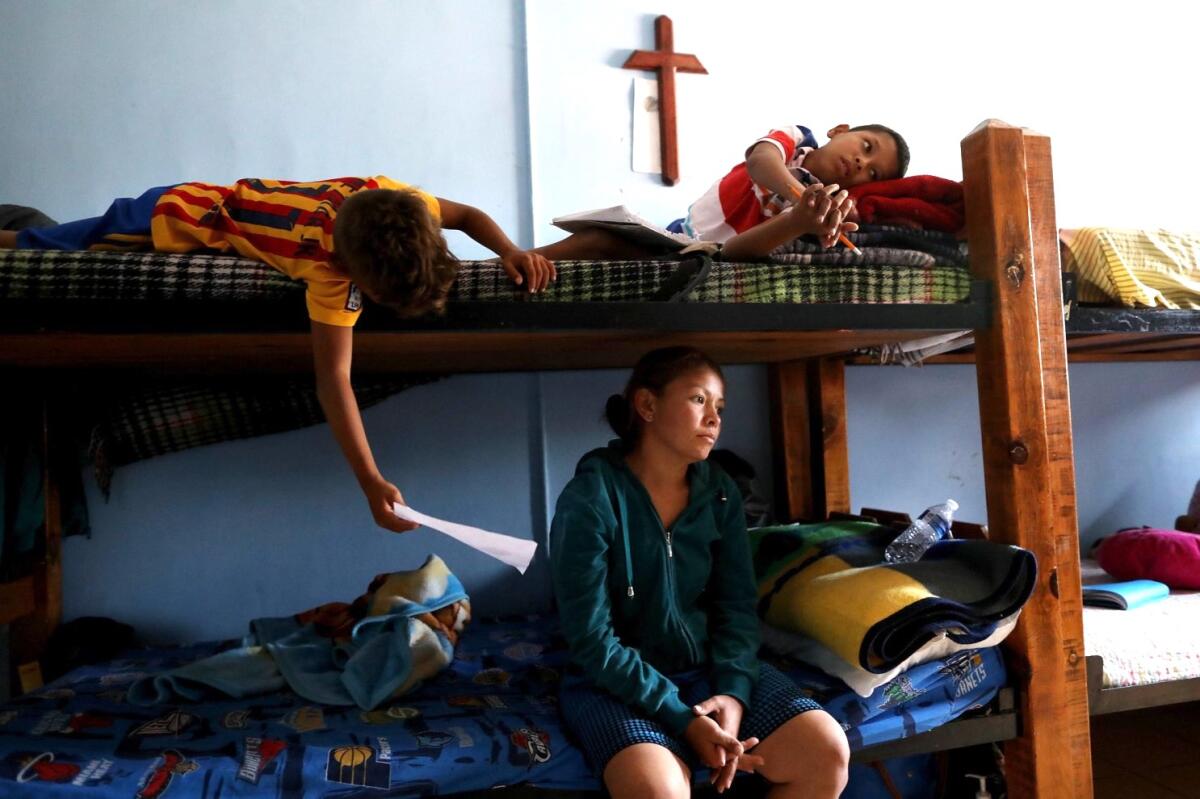 Una familia de migrantes refugiada en una iglesia de Las Cruces, Nuevo México.