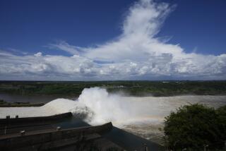 ARCHIVO - El agua fluye en la represa hidroeléctrica de Itaipú en la frontera compartida de Paraguay con Brasil, en Hernandarias, Paraguay, el 16 de marzo de 2023. (AP Foto/Jorge Saenz, Archivo)