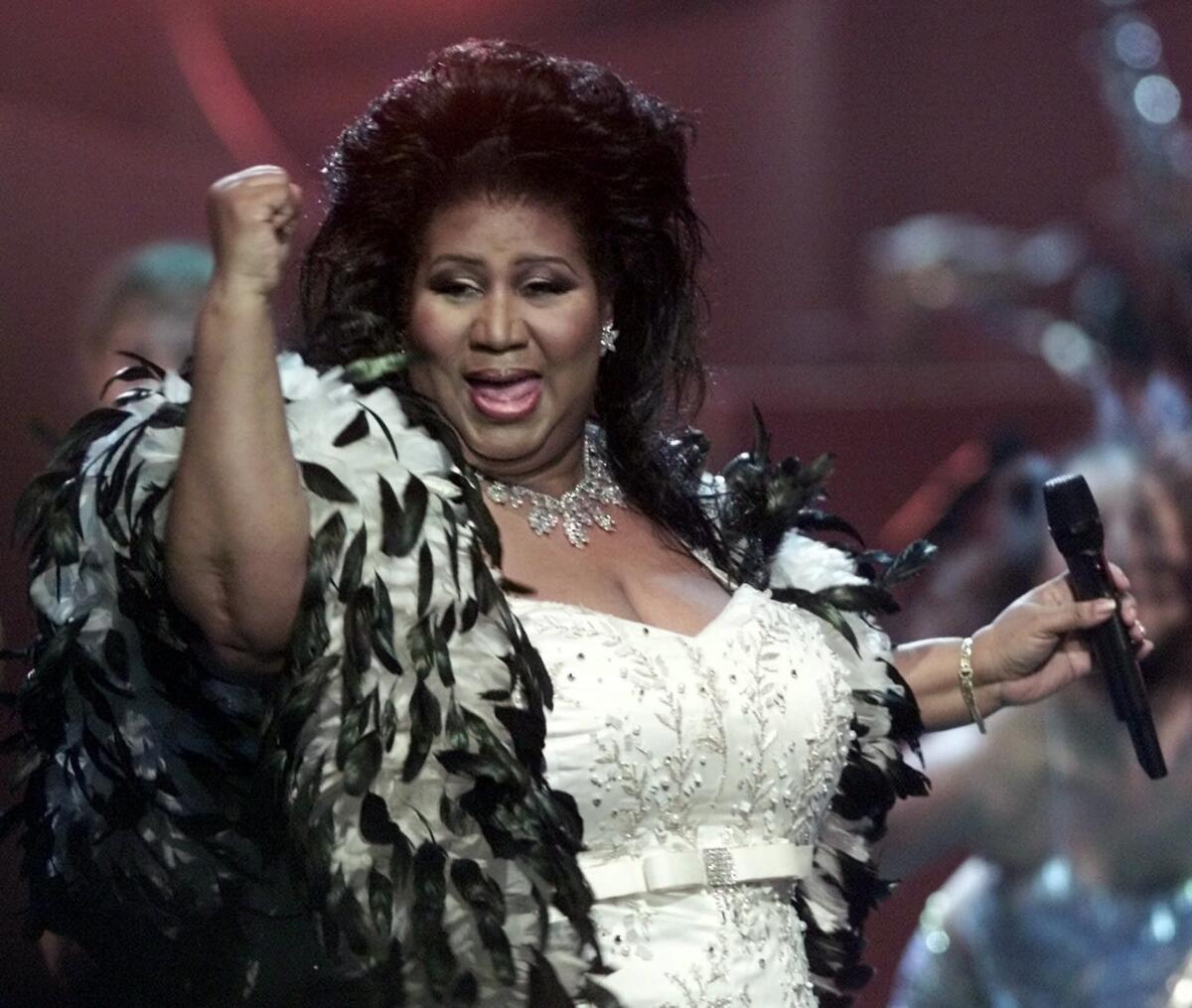 Aretha Franklin performs during the "VH1 Divas 2001: The One and Only Aretha Franklin" tribute April 10, 2001.